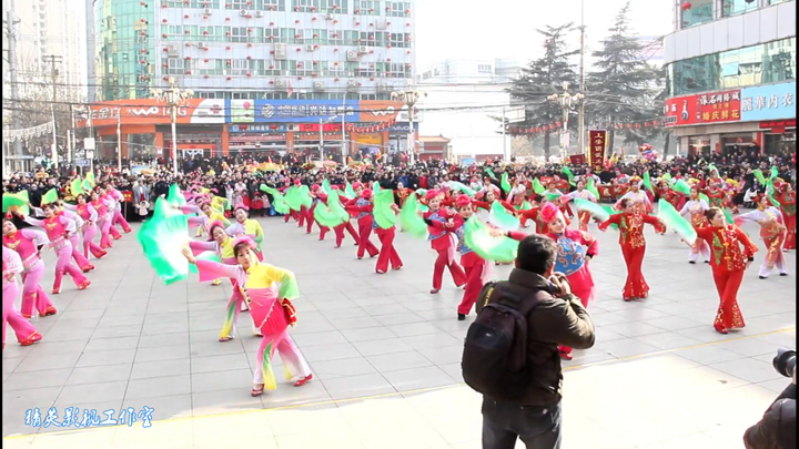 performers dancing the jǐng xíng lā huā during the lantern festival
